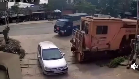 Barie đường sắt mở bất thường, ô tô bị đẩy xa cả chục mét