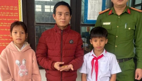Quá quý hóa: Học sinh lớp 4 nhặt được 1 cây vàng, đem nộp Công an nhờ trả lại
