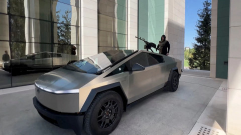 Xe điện Tesla Cybertruck vô tình sắm vai cỗ máy chiến tranh, liệu có xuất hiện tại Ukraine?