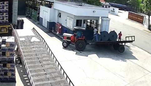 Xe kéo cua vào cổng công ty, 3 cuộn vải rơi đè tử vong bảo vệ