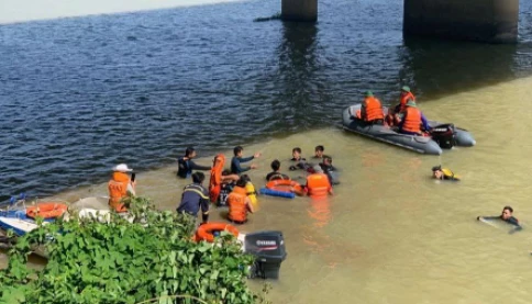 Xót xa hai cháu gái chết trong tư thế ôm chặt nhau, hai tay buộc với nhau bằng dây