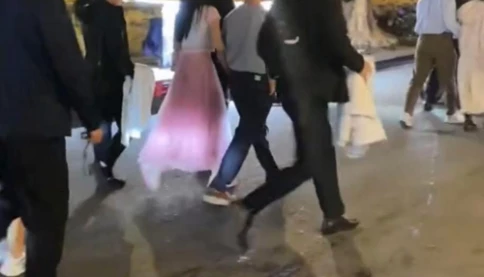 Ở Việt Nam mà Á hậu cùng chồng thiếu gia có đông vệ sĩ vây quanh khi ra đường quá!