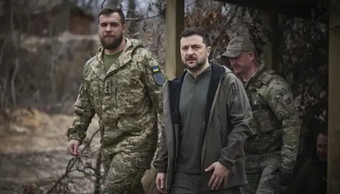 Zelensky bất ngờ đến tiền tuyến để xua tan tin đồn "sẽ bị bay màu"?