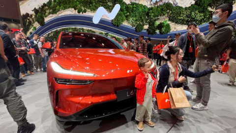 Chiến lược “đàn ngỗng bay” là gì mà được xem là cứu cánh cho khủng hoảng thừa xe điện ở Trung Quốc?