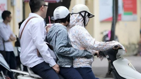 Từ 1/1/2025, đây là những trường hợp đi xe máy "kẹp ba" mà không bị phạt