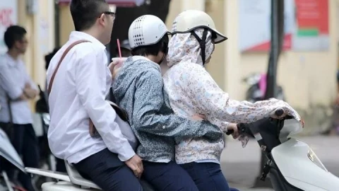 Từ 1/1/2025, đây là những trường hợp đi xe máy "kẹp ba" mà không bị phạt