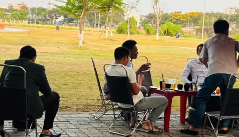 Hình ảnh mua bán đất tấp nập ở nhiều nơi làm thị trường bất động sản sôi động