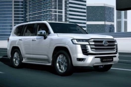 Kèm "lạc" 700 triệu, Toyota Land Cruiser vẫn "cháy hàng", bỏ xa hàng loạt xe quốc dân
