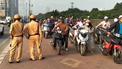 Dắt xe máy đi ngược chiều trên vỉa hè liệu có bị CSGT phạt không?