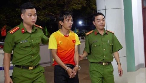 Khai quật tử thi bé trai 5 tuổi nghi bị người tình của mẹ bạo hành