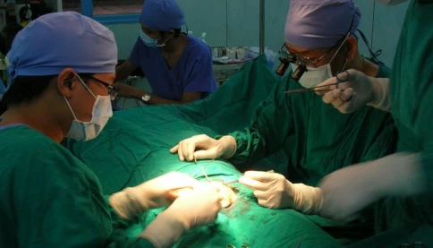 Đen khỏi hỏi: Đang ngủ tinh hoàn bị vỡ đôi vì ông con trai