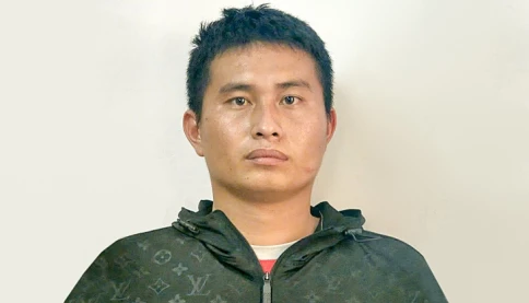 Khởi tố tài xế tội vô ý làm chết người khi lái xe ẩu để 3 cuộn vải bạt rơi đè chết bảo vệ