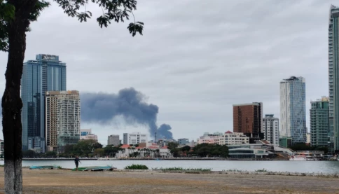 Đang cháy kho phế liệu ở Đà Nẵng, khói đen phủ kín một góc trời