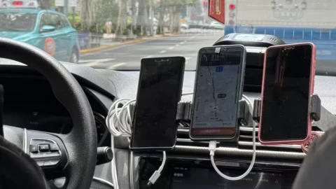 Lý do taxi ở Trung Quốc thường có nhiều smartphone trên mặt táp lô