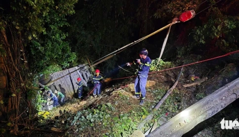 Tạm giữ hình sự tài xế xe chở 36 khách rơi xuống vực đèo Bảo Lộc khiến 1 người tử vong