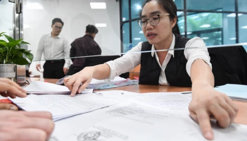 Hàng ngàn lãnh đạo tỉnh và huyện, hàng vạn cán bộ xã, ai đi ai ở khi sáp nhập?