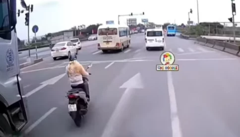 Cô gái chạy xe máy tạt ngang đầu xe container. Chán sống rồi hay sao???