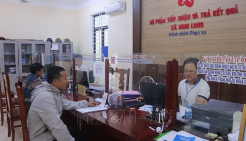 Mức lương tháng nào làm căn cứ tính hưởng chính sách về hưu trước tuổi do sắp xếp bộ máy?