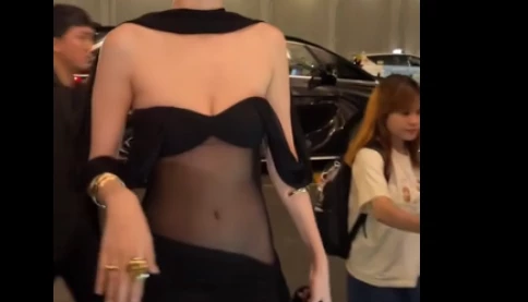 Hình ảnh mới nhất của Ngọc Trinh sexy mặc váy ren 'như sắp tụt' ở sự kiện
