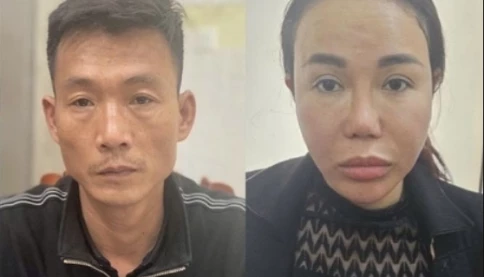 Hai đôi nam nữ đến trường học làm chuyện xấu lúc nửa đêm