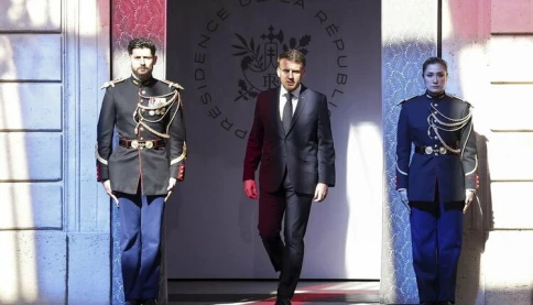 TT Pháp Macron tuyên bố tạm dừng mọi khoản đầu tư gần đây và tương lai vào Hoa Kỳ.