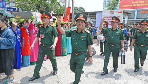 Lực lượng diễu binh, diễu hành vào đến miền Nam, được chào đón nồng ấm