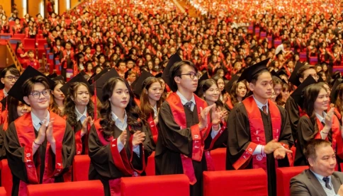 Hiệu trưởng Trường ĐH Ngoại thương nhắc sinh viên đừng quên đặc quyền của tuổi trẻ 'thử và sai'