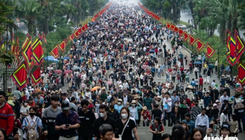 Biển người đổ về Đền Hùng, Phú Thọ