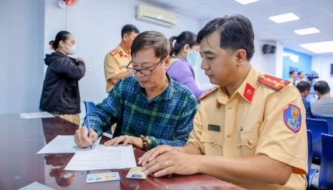 Sáp nhập tỉnh, người dân có cần đổi biển số xe, đăng ký xe không?