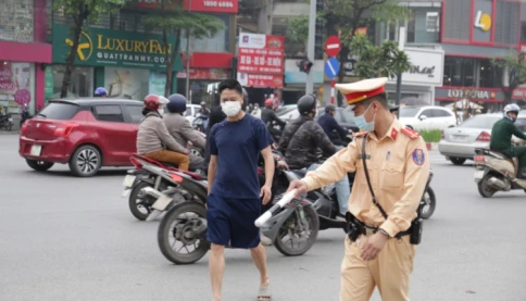 Bất ngờ người đi bộ cũng bị cảnh sát giao thông Hà Nội xử phạt?