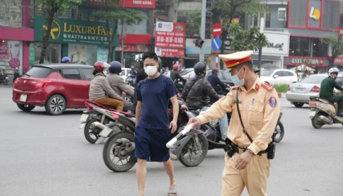Không ít trường hợp đi bộ phạm luật ở Hà Nội sáng nay đã bị CSGT lập biên bản, nhắc