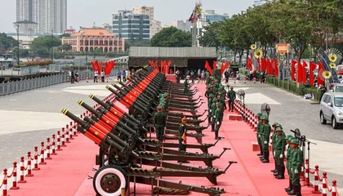 Dàn đại bác ở bến Bạch Đằng chuẩn bị cho ngày lễ trọng đại 50 năm giải phóng Miền Nam