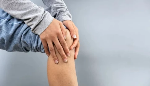 Đầu gối bỗng yếu khi đang đi bộ – Cảnh báo không nên bỏ qua