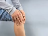 Đầu gối bỗng yếu khi đang đi bộ – Cảnh báo không nên bỏ qua