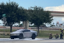 Tesla Cybertruck bốc cháy ngùn ngụt, lính cứu hỏa vất vả mãi mới dập được lửa