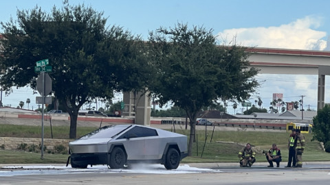 Tesla Cybertruck bốc cháy ngùn ngụt, lính cứu hỏa vất vả mãi mới dập được lửa