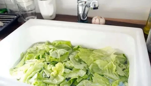 1 người rửa rau, cả nhà mắc bệnh: 60% người Việt đang làm sai cách