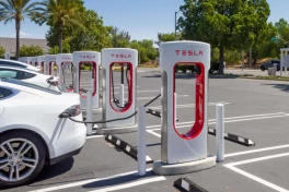 Hé lộ cách kiếm tiền từ xe điện của Elon Musk, tiền lãi từ bán xe chưa phải là tất cả