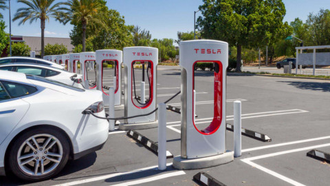 Hé lộ cách kiếm tiền từ xe điện của Elon Musk, tiền lãi từ bán xe chưa phải là tất cả