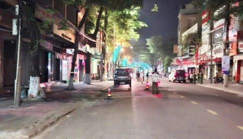 Kinh hoàng nhóm thiếu niên bị truy sát, một người bị chém rơi khỏi xe tử vong