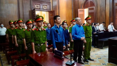 Bị cáo Nguyễn Thị Thu Giang ngất xỉu sau khi nghe mức án tuyên trong vụ Trung tâm Dạy nghề lái xe Sài Gòn