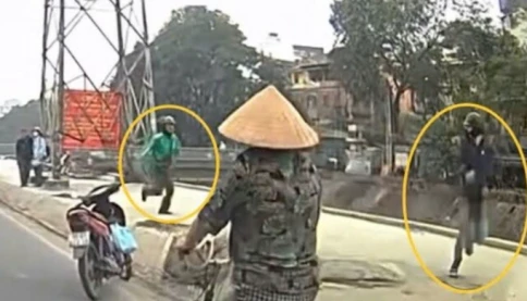 Thông tin mới nhất vụ tài xế xe ôm vác dao đuổi đánh người ở Hà Nội