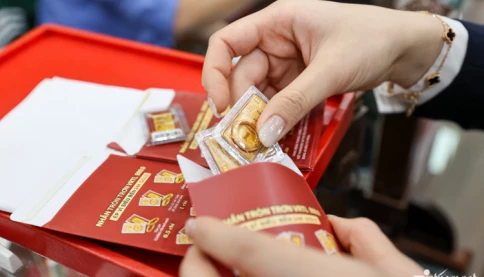 Vàng đạt cột mốc 'hiếm hoi trong lịch sử', dốc két mua vào có rủi ro?