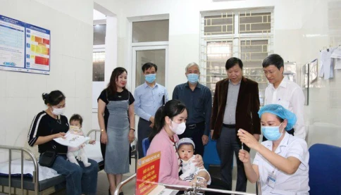 Nguy cơ bùng dịch kép tại Hà Nội: Não mô cầu xuất hiện, sởi chưa hạ nhiệt!