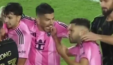 Cắn hụt đối thủ, Suarez lại “ngứa răng” giữa trận đấu…