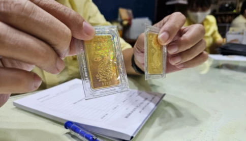 Nguyên nhân gì khiến giá vàng thế giới hạ nhiệt mà trong nước vẫn tăng không ngừng?