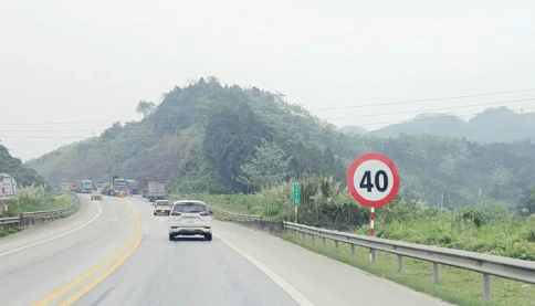 Ai có quyền đặt biển báo tốc độ trên đường cao tốc?