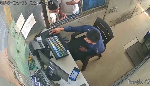Chưa đầy 4 giây, 7 cái tát như trời giáng vào mặt nhân viên thu phí – Lý do khiến ai cũng phẫn nộ