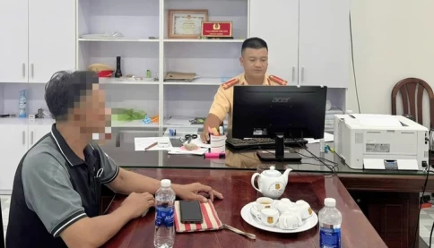 Điều tra 2 tài xế xe tải tông gãy rào chắn để vượt qua đường sắt