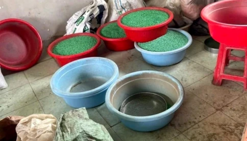 Điều khó tin và kinh hãi tại xưởng sản xuất thuốc giả bằng phụ gia và than tre